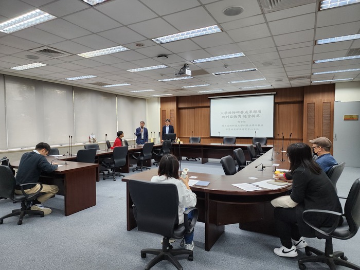 114年12月18日【研發成果利益衝突迴避及資訊揭露實務】講座順利舉辦，楊智傑教授分享實務案例圖片
